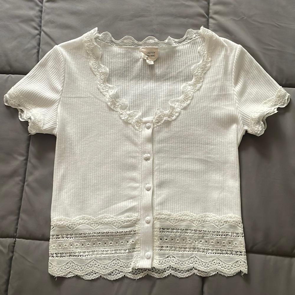 Caution to the wind white mini blouse/tee with lace and also buttons up